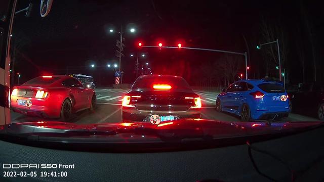 一机搞定行车记录与HiCar智能支持：盯盯拍车载智慧屏S50使用体验