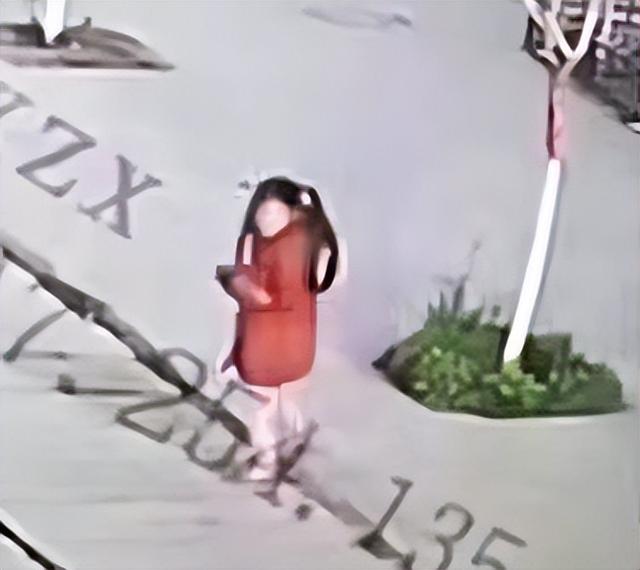 痛心！河南7岁走失女童离世，家人得知后悲痛大哭，被人从地上扶起