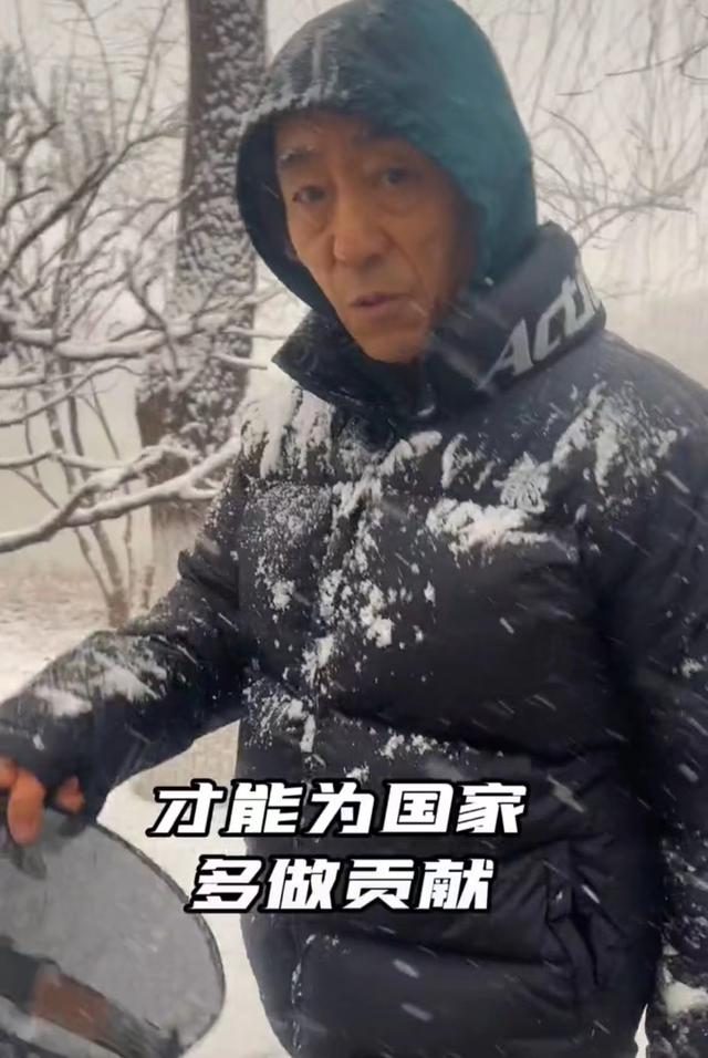 71岁张艺谋身体状况引担忧，拆盲盒包装双手颤抖，两鬓斑白脸消瘦