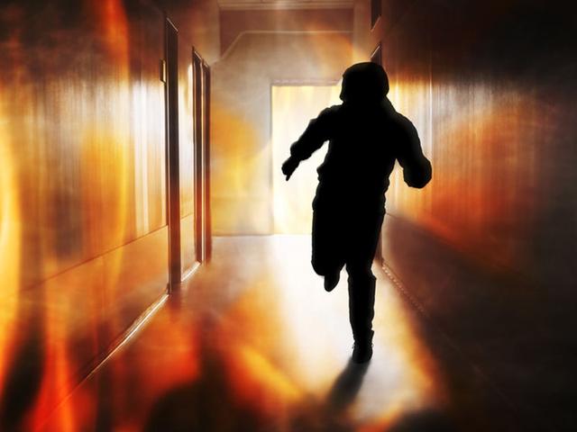 郑州34层高楼失火，“烟囱效应”太可怕，逃生该往上还是往下？