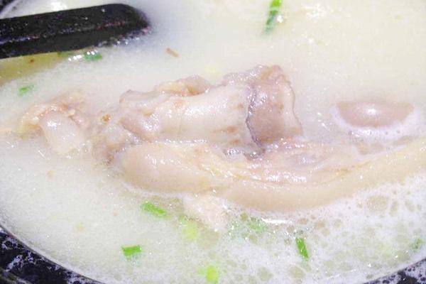 老人骨折后，多喝骨汤真的能补钙？想要促进骨骼愈合要注意2点