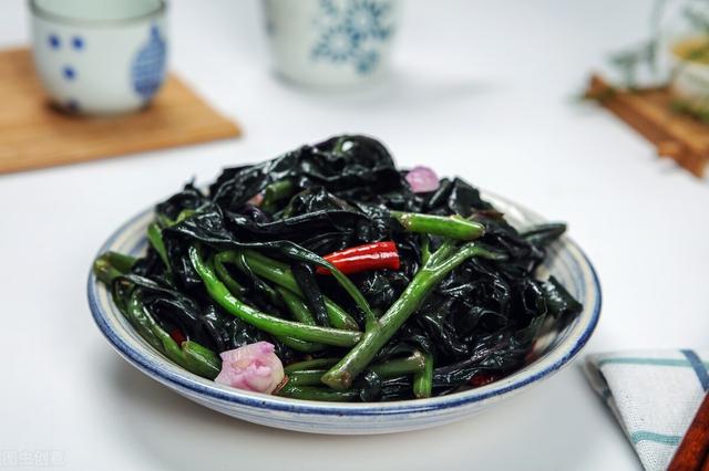 鱼腥草含“马兜铃酸”，有肾毒还致癌？到底能不能吃？告诉你真相