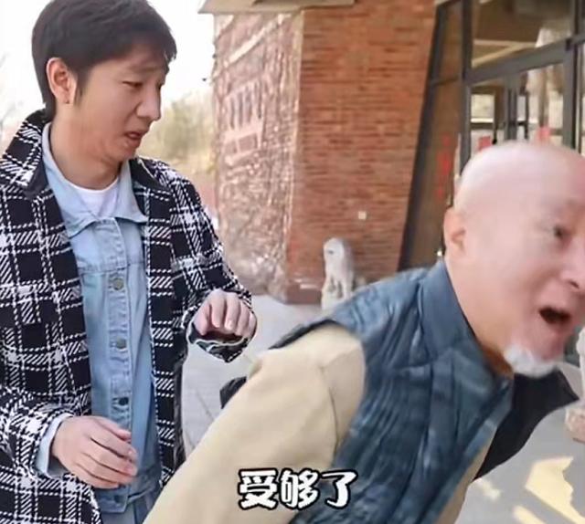 陈佩斯老婆罕曝光，夫妻俩街上吵架指指点点，男方被吓得连连后退