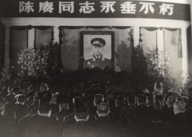 2010年，陈赓子女要求将父亲陵墓迁出八宝山，中央批示：同意