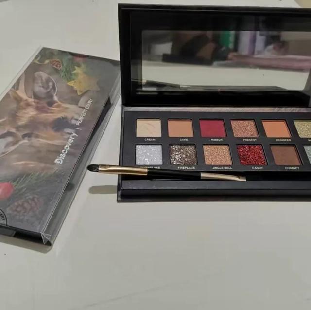 完美日记的小鹿盘,是去年卖到断货的一款眼影盘,几乎是女生的最爱