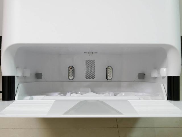 自清洁扫拖机器人横评：美的W11与石头G10清洁大作战