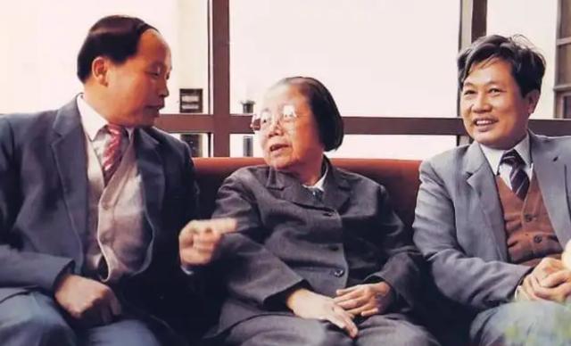 1950年徐向前去怀仁堂开会，周恩来看着最后一排笑了：你换个座位
