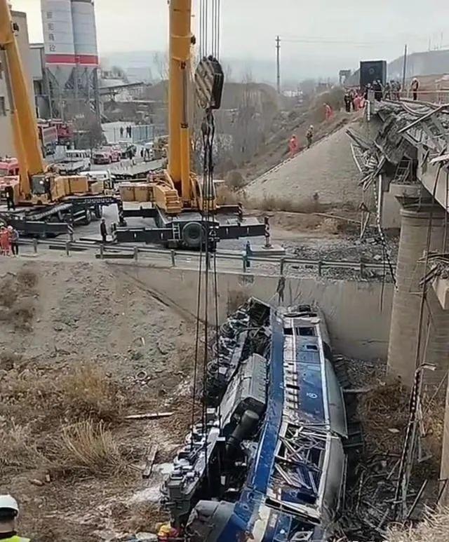 甘肃靖远一卡车撞上铁路桥，火车头脱轨掉沟里，为何桥面会翻转？