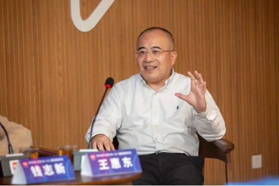 南京大学电子科学与工程学院马展