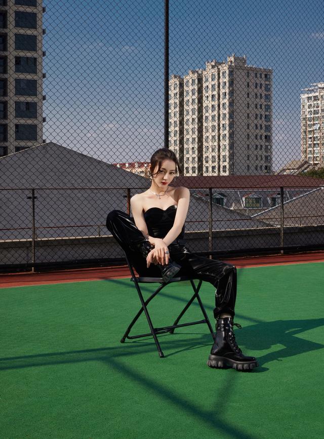 迪丽热巴霸气坐姿迪丽热巴霸气坐姿图片