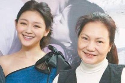 大S妈妈：丈夫不忠婆婆刁难，独自养育仨女儿，今女儿是我的骄傲