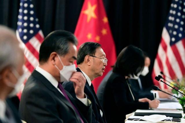 中方为何不会知情不劝阻？秦刚大使勇猛，揭露了美国政客三大丑行