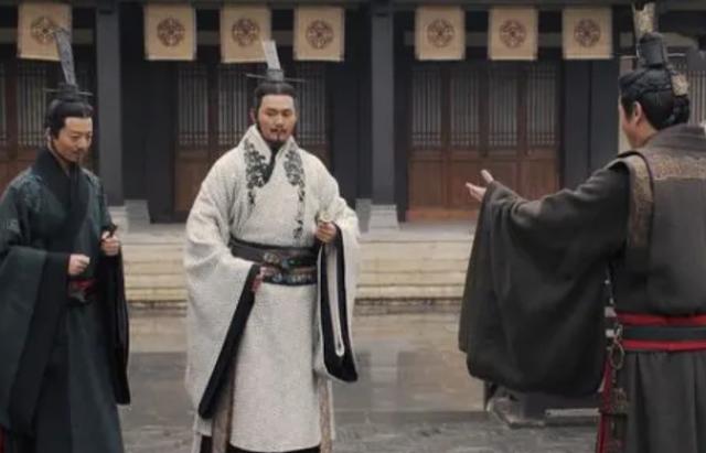 宴会上，荆轲夸一美人的手很好看，不久太子丹便将那双手送给了他
