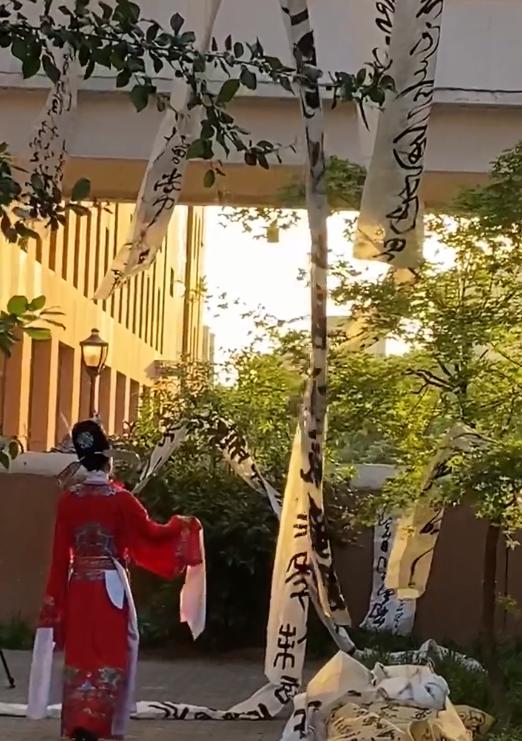 “漫卷诗书喜欲狂”，高校女生穿戏服唱戏腔，评论却两极分化