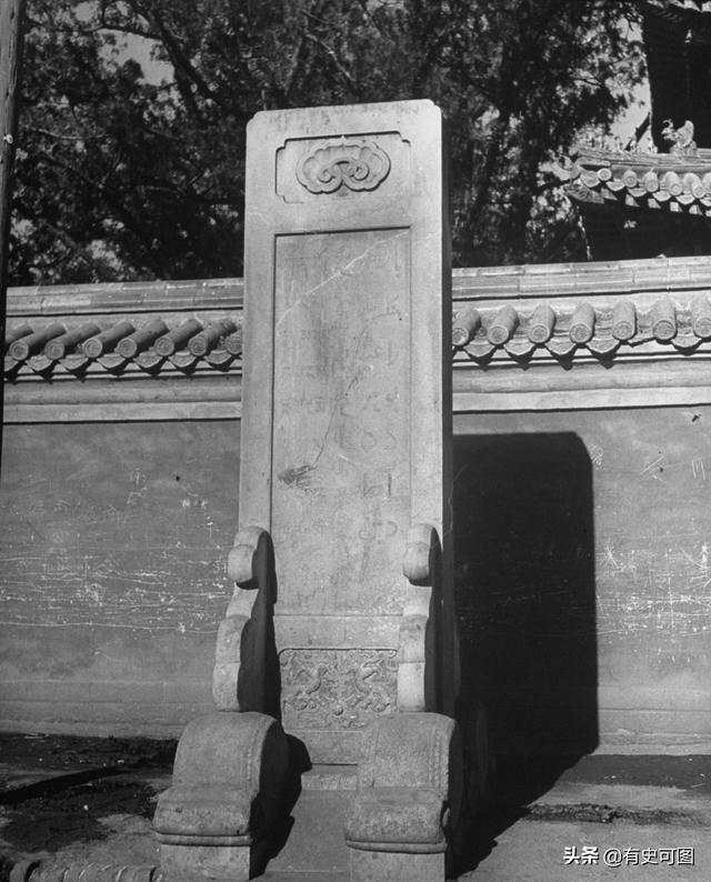 1946年的紫禁城外停滿了汽車，太和殿上放著袁世凱的西洋寶座
