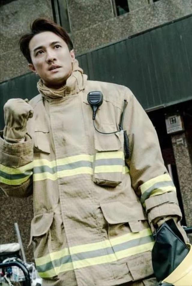 在去年播出的剧集《把关者们》中,黄庭锋饰演高级消防队长潘浩洋与