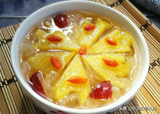 甜香味美的凤梨银耳羹，汤汁浓稠，营养又解馋，家中孩子特别爱吃