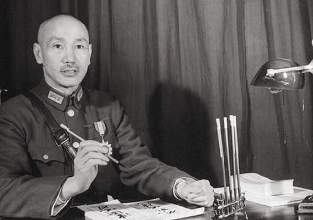 1945年重庆谈判，监视毛主席的宪兵落泪，营长由衷感慨：天下少有