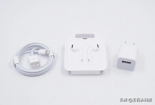 苹果“真实目的”曝光，取消充电器和耳机后，节省成本超400亿