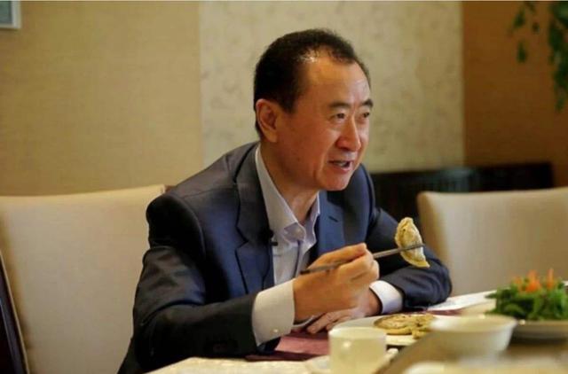 同是房商不同结局，王健林全身而退获上千亿，许家印却欠债5700亿