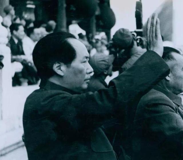 1949年开国大典，周恩来领着一个女孩，见到毛泽东就喊：大首长