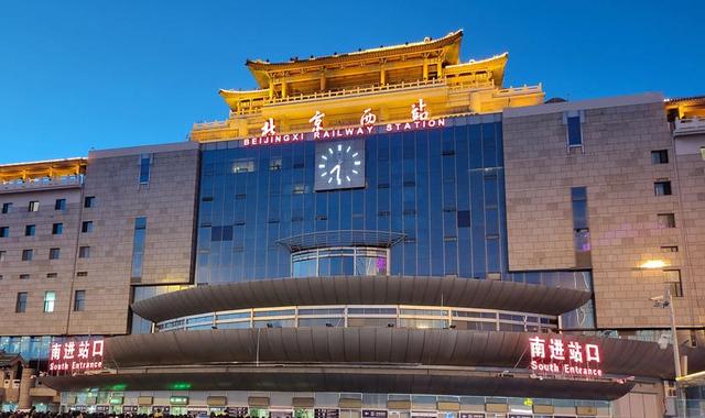 2004年,北京阿姨救济安徽少年20元,18年后小伙来报恩:还您19元