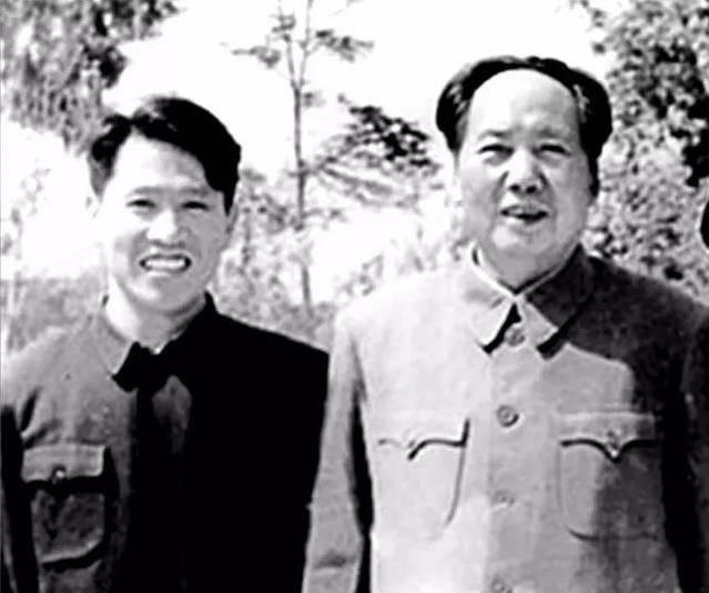 前有黄河，后有敌军，周总理坐立难安，毛主席冷静说道：拿烟来