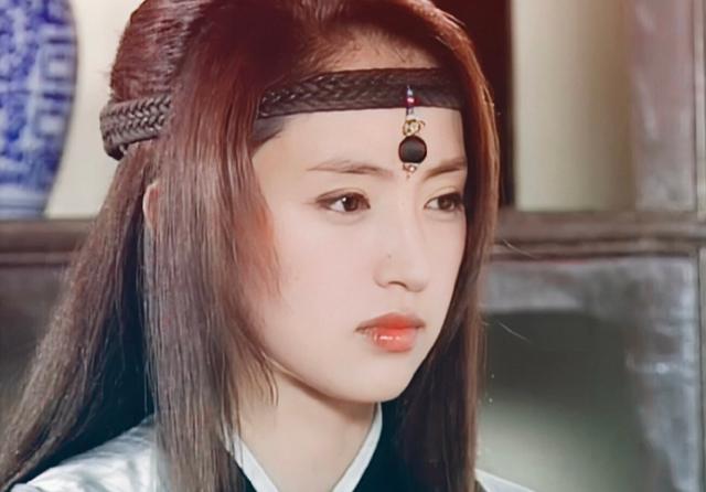 很快董璇就出演了《雪花女神龙》中的女主上官燕,并且凭借着这个角色