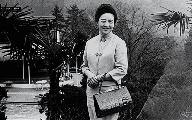 旧上海滩美人任芷芳，床单必须一天一换，晚年却在街头摆摊卖油条