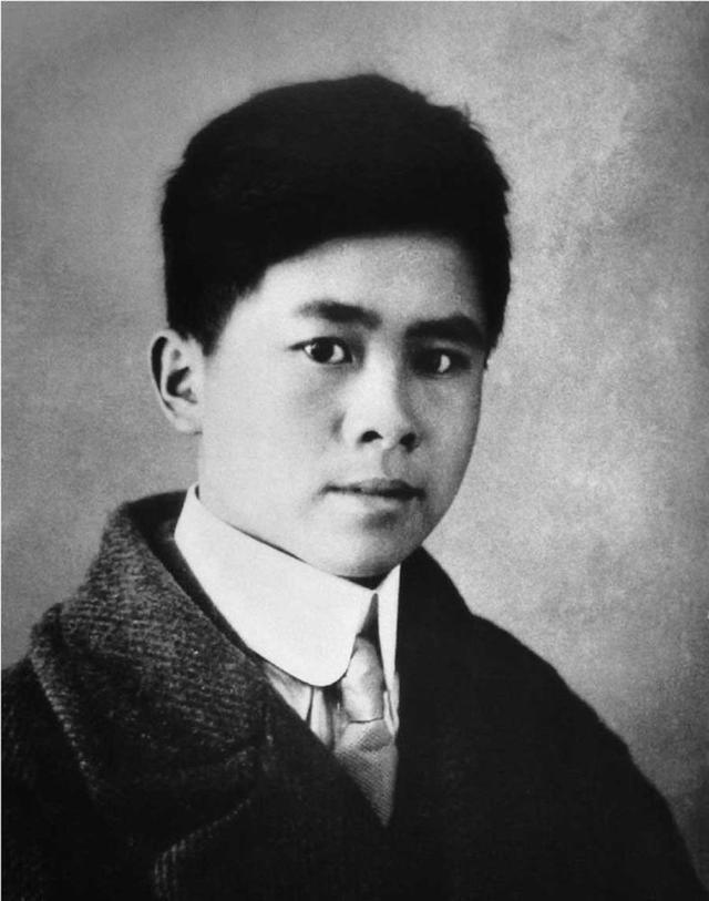 1950年任弼时去世，16位领导人手拽黄布，秘书提醒：主席，请回吧