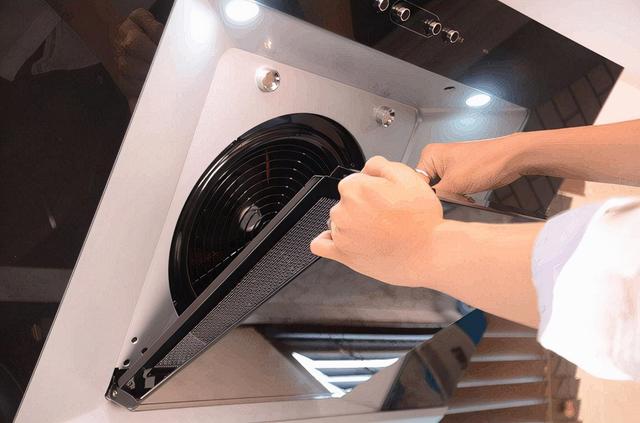 抽油烟机应该怎么清洗（抽油烟机清洗小窍门）