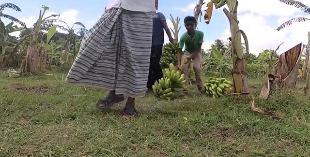 印度男人用香蕉，给孩子做个特殊的美食，妈妈的表情生无可恋