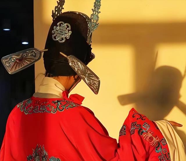 “漫卷诗书喜欲狂”，高校女生穿戏服唱戏腔，评论却两极分化
