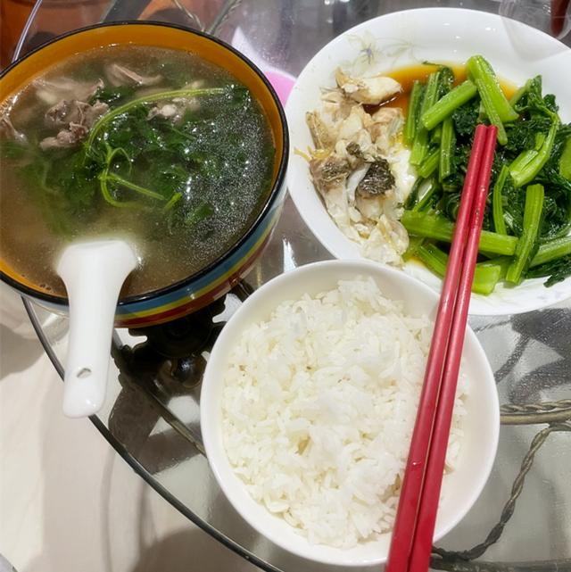 亲妈到坐月子中的闺女家小住，看到闺女的月子餐，欣慰：有福气