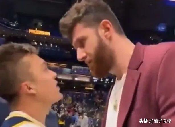 怒砸球迷手机！罚款4万美金！究竟发生了什么？