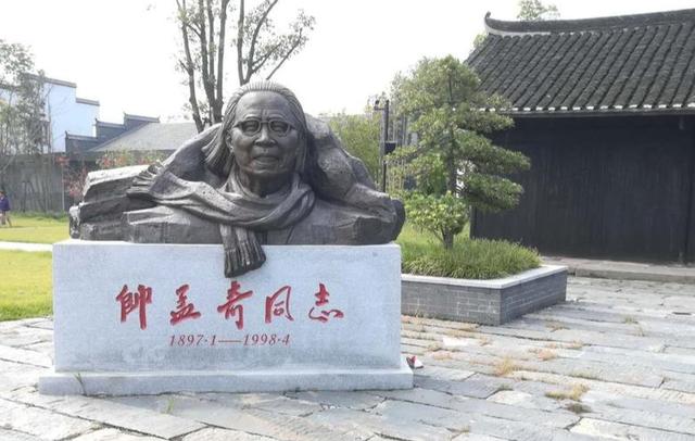 毛岸英：帅妈妈，过几天我就要去朝鲜了！她：那可不行，你不能去