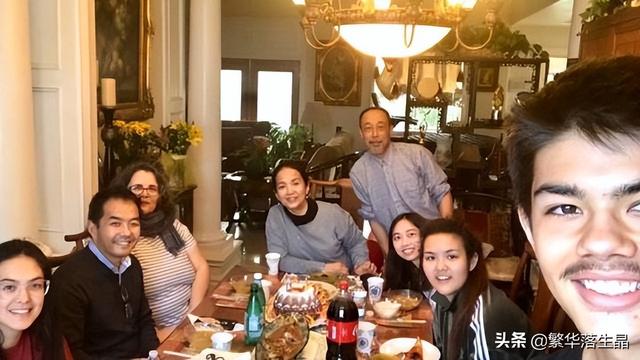 吕丽萍喜迎62岁生日，老公孙海英深情献花，两人感情甜蜜