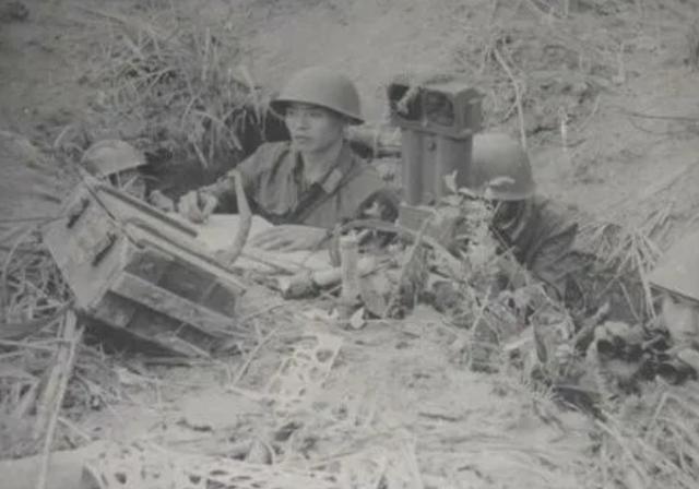 1981年血战法卡山：越军敢死队抬棺参战，解放军用刺刀逼退敌人