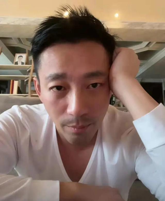 具俊晔大S豪宅过新婚夜，张兰直播说出心里话，承认汪小菲失眠