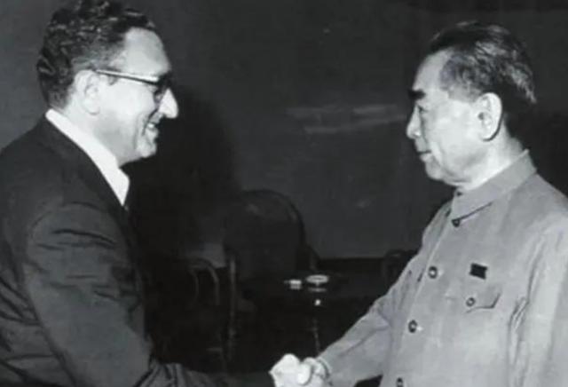 尼克松访华，女翻译一个失误，羞愧地低头，周总理一句话巧妙化解