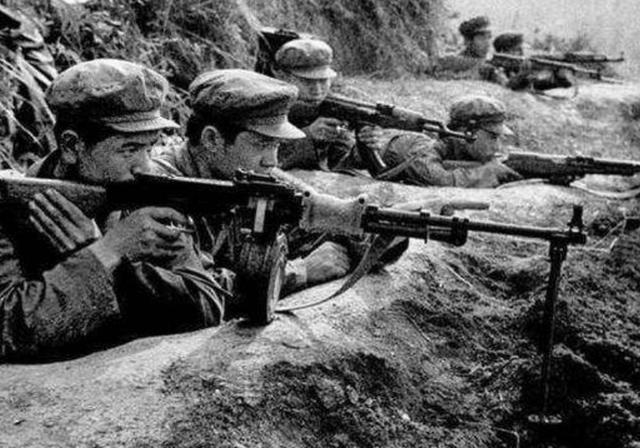 1981年血战法卡山：越军敢死队抬棺参战，解放军用刺刀逼退敌人