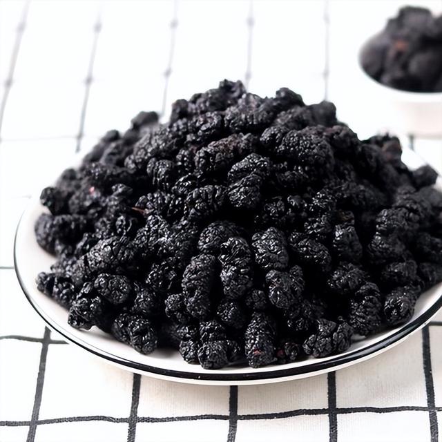 桑葚干泡水，应该用开水还是温水？适量饮用，有哪些好处？