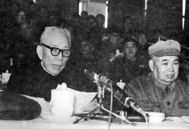 王震司令找县长办事，居然被铐了起来！县长：我是县长，我说了算