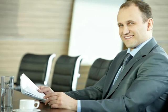 如果把一个亿存进银行，光靠利息可以过上什么样的生活？