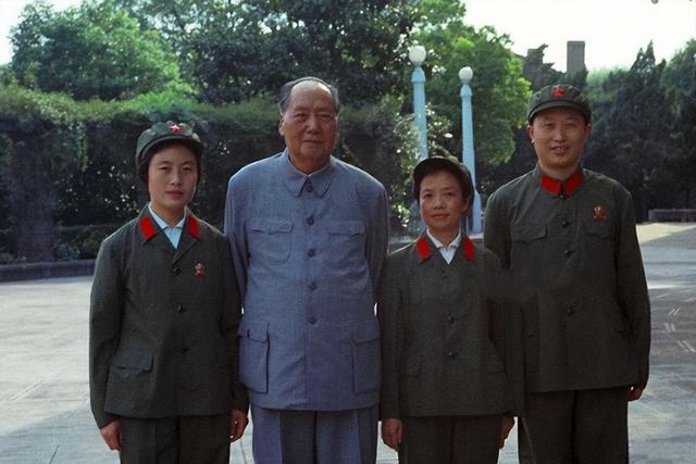 1976年毛泽东临终前，曾交代张玉凤：我去世后每年到我坟上看看我