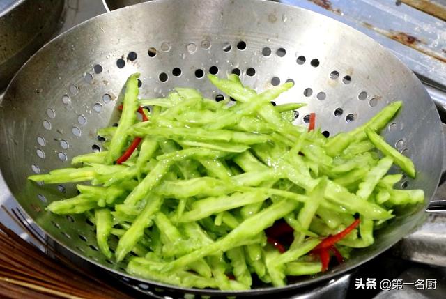 睡眠差可能是肝火旺，建议多吃这5样，润燥降肝火，安睡到天亮