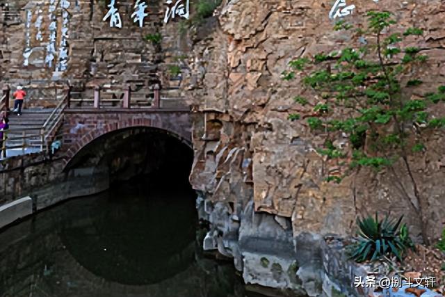 10万人花费十年时间，人工凿平1250座山，红旗渠的修建有多难？
