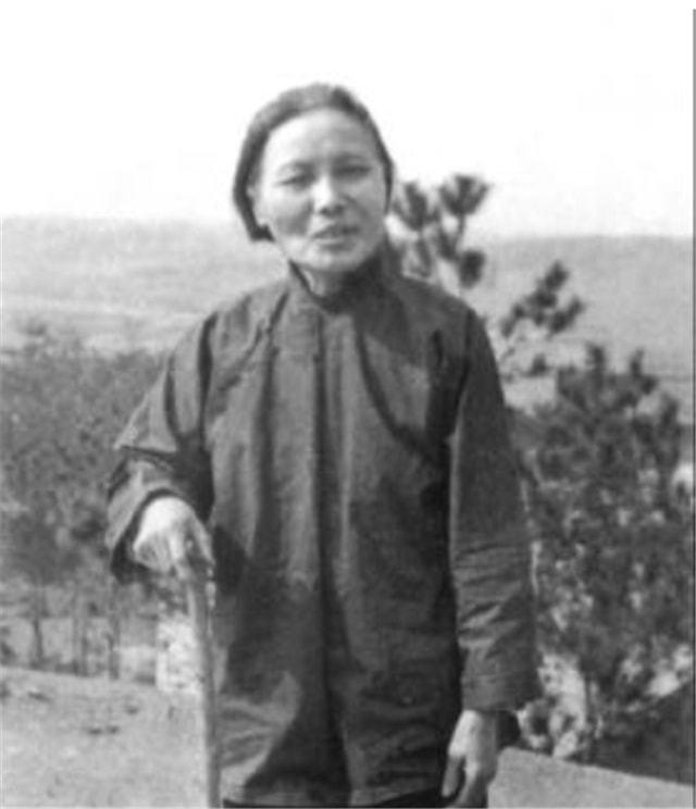 1950年，邓小平首次见到比他大五岁的继母，之后用了三种不同称呼