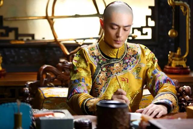 皇帝的一天如何度过？乾隆3点起床，7点翻牌子开始“枯燥”的一天