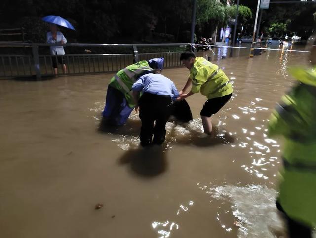 一场暴雨侵袭当阳，他们在暴雨中各种背、各种推、各种抬、各种扶、各种守……